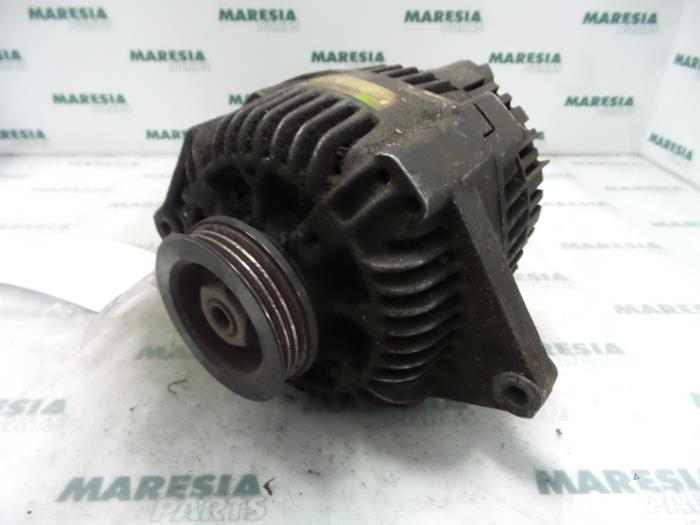 Usagé Dynamo Renault Megane Classic (LA) 1.4i RL,RN Prix € 40,00 Règlement à la marge proposé par Maresia Parts