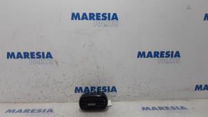 Usagé Grille aération tableau de bord Citroen C4 Cactus (0B/0P) 1.2 PureTech 82 12V Prix € 25,00 Règlement à la marge proposé par Maresia Parts