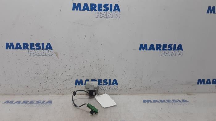 Begagnade Trycksensor, luftkonditionering Renault Zoé (AG) 46kW Pris € 40,00 Marginaltabell erbjuds av Maresia Parts