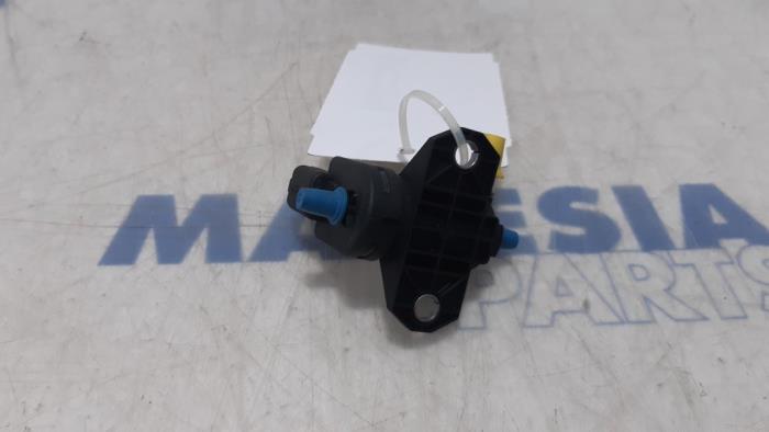 Vacuum valve from a Peugeot 207 CC (WB) 1.6 HDiF 16V 2014
