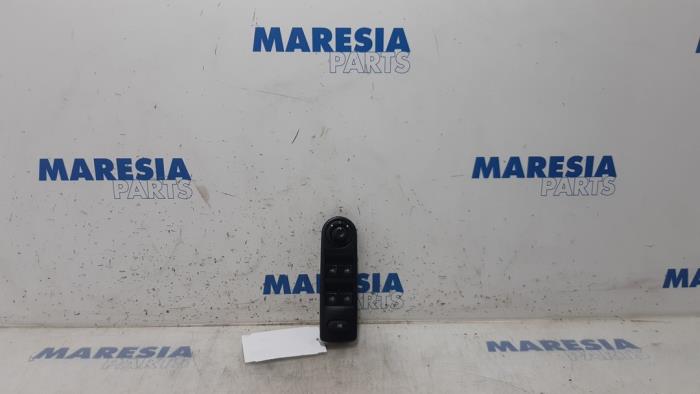 Używane Przelacznik combi okienny Renault Clio IV (5R) 0.9 Energy TCE 90 12V Cena € 75,00 Procedura marży oferowane przez Maresia Parts