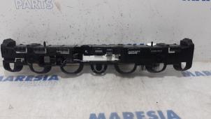 Used Rear bumper bracket central Renault Clio IV (5R) 0.9 Energy TCE 90 12V Price € 20,00 Margin scheme offered by Maresia Parts