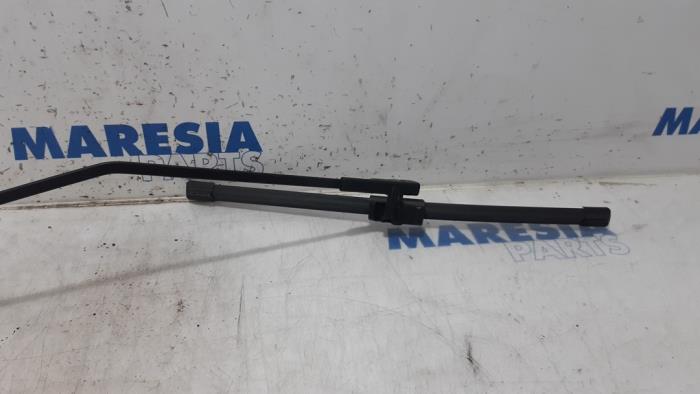 Front wiper arm from a Peugeot 207 CC (WB) 1.6 16V 2009