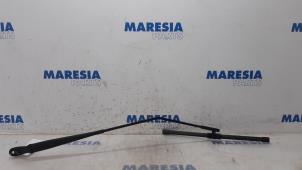 Usagé Bras essuie-glace avant Peugeot 207 CC (WB) 1.6 16V Prix € 15,00 Règlement à la marge proposé par Maresia Parts