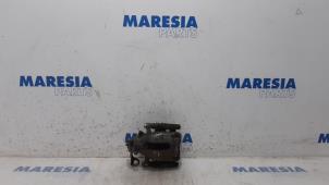 Usagé Etrier de frein (pince) arrière droit Peugeot 207 CC (WB) 1.6 16V Prix € 19,90 Règlement à la marge proposé par Maresia Parts