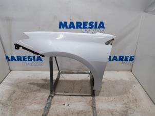 Used Front wing, left Renault Laguna III (BT) 2.0 16V Price € 105,00 Margin scheme offered by Maresia Parts