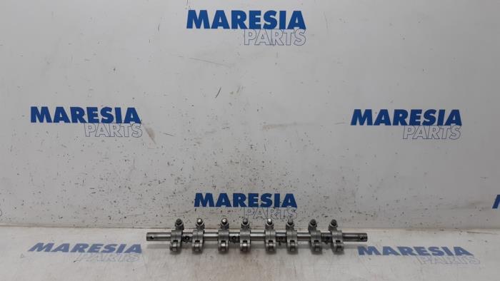 Usagé Axe culbuteur Renault Trafic New (FL) 2.5 dCi 16V 145 Prix € 90,75 Prix TTC proposé par Maresia Parts