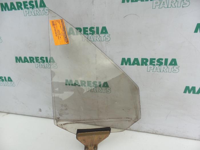 Usados Ventanilla triangular derecha delante Peugeot 205 CJ,CT,CTi (741B/20D) 1.4 CJ Precio € 40,00 Norma de margen ofrecido por Maresia Parts