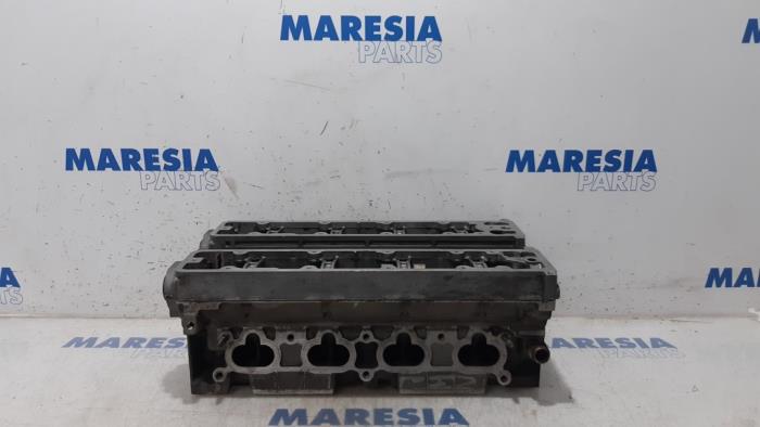 Cylinder head from a Peugeot 307 CC (3B) 2.0 16V 2004