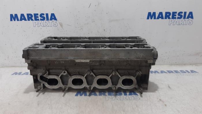 Cylinder head from a Peugeot 307 CC (3B) 2.0 16V 2004