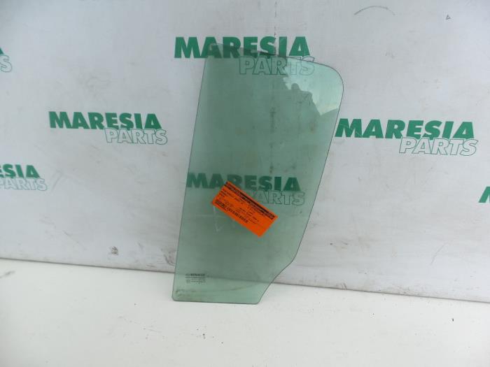 Usados Ventanilla triangular izquierda detrás Renault Modus/Grand Modus (JP) 1.6 16V Precio € 25,00 Norma de margen ofrecido por Maresia Parts
