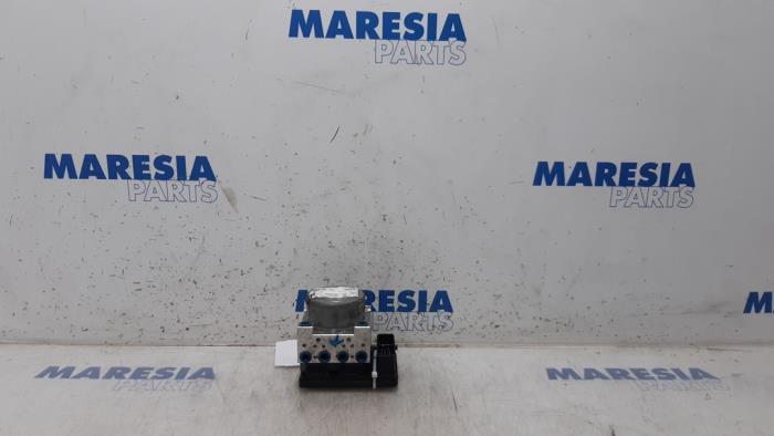 Używane Pompa ABS Renault Megane IV Estate (RFBK) 1.5 Energy dCi 95 Cena € 199,99 Procedura marży oferowane przez Maresia Parts