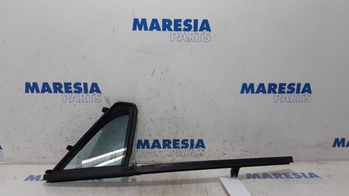 Usados Ventanilla triangular derecha delante Renault Zoé (AG) 46kW Precio € 60,00 Norma de margen ofrecido por Maresia Parts