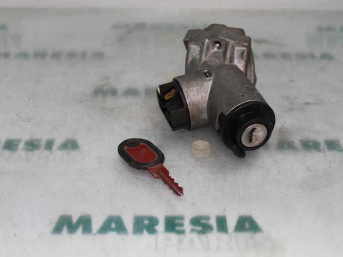 Używane Stacyjka + Kluczyk Fiat Cinquecento 0.9 i.e. S Cena € 25,00 Procedura marży oferowane przez Maresia Parts