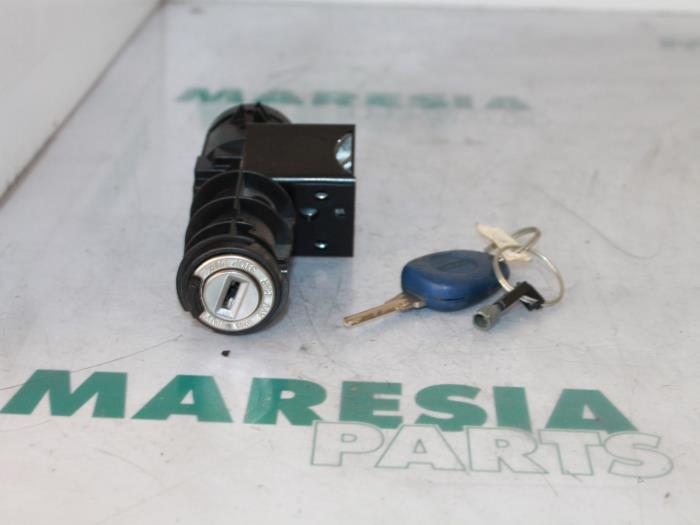Używane Stacyjka + Kluczyk Fiat Marea Weekend (185BX/CX) 2.0 HLX 20V Cena € 25,00 Procedura marży oferowane przez Maresia Parts