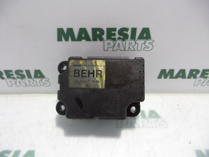 Heater valve motor from a Peugeot 206 (2A/C/H/J/S) 2.0 XS,XT HDi 2004