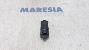 Gebrauchte Panikbeleuchtung Schalter Renault Megane III Berline (BZ) 1.5 dCi 105 Preis € 15,00 Margenregelung angeboten von Maresia Parts