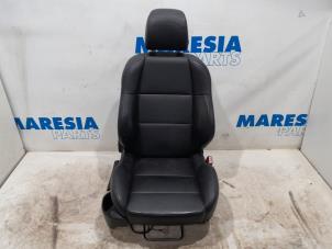 Używane Fotel prawy Peugeot 307 CC (3B) 2.0 16V Cena € 125,00 Procedura marży oferowane przez Maresia Parts