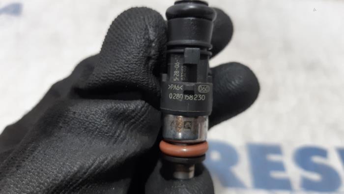 Injector (petrol injection) from a Fiat Panda (312) 0.9 TwinAir Turbo 80 2016