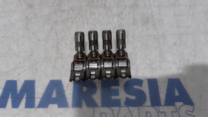 Ventilstößel van een Fiat Panda (312) 0.9 TwinAir Turbo 80 2016