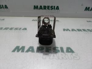 Used Heater resistor Renault Laguna II Grandtour (KG) 1.9 dCi 120 Price € 30,00 Margin scheme offered by Maresia Parts