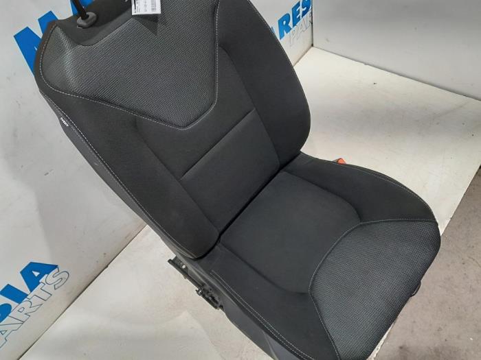Fotel prawy z Renault Clio IV (5R) 0.9 Energy TCE 90 12V 2015