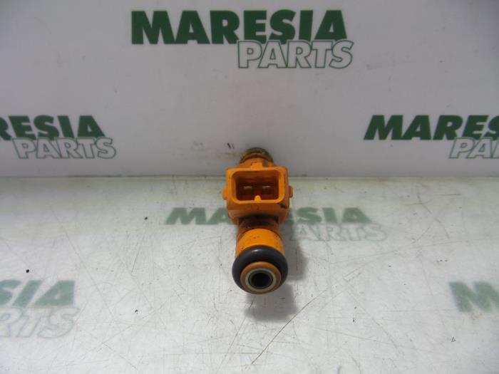 Injector (petrol injection) from a Alfa Romeo 147 (937) 1.6 Twin Spark 16V 2005