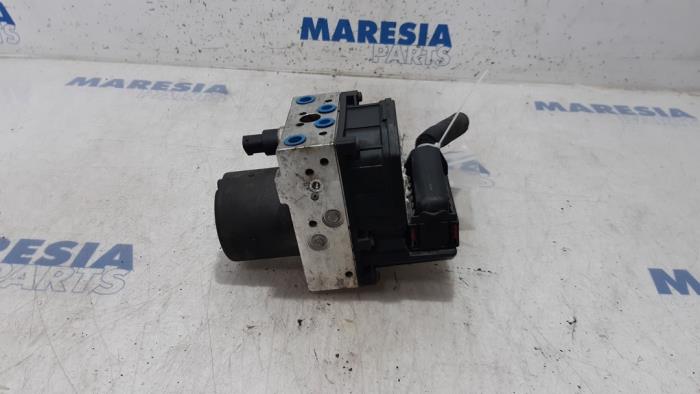 Begagnade ABS-pump Peugeot 307 CC (3B) 2.0 16V Pris € 79,95 Marginaltabell erbjuds av Maresia Parts