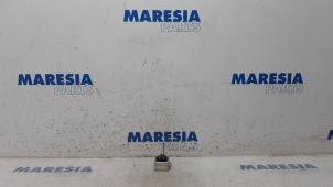 Used Xenon bulb Renault Scénic III (JZ) 2.0 16V CVT Price € 20,00 Margin scheme offered by Maresia Parts