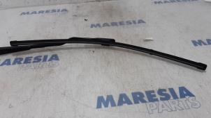 Used Front wiper arm Peugeot 307 CC (3B) 2.0 16V Price € 20,00 Margin scheme offered by Maresia Parts