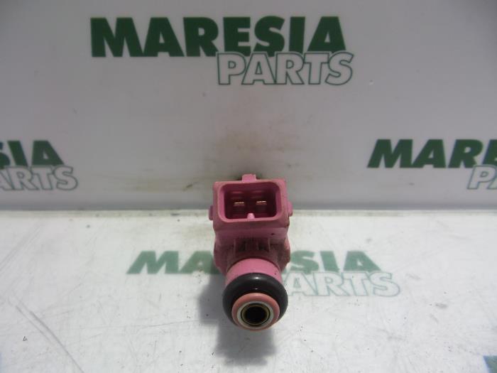 Injector (petrol injection) from a Fiat Idea (350AX) 1.4 16V 2005