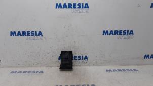 Używane Czytnik kart (zamek) Renault Laguna III (BT) 2.0 16V Cena € 25,00 Procedura marży oferowane przez Maresia Parts