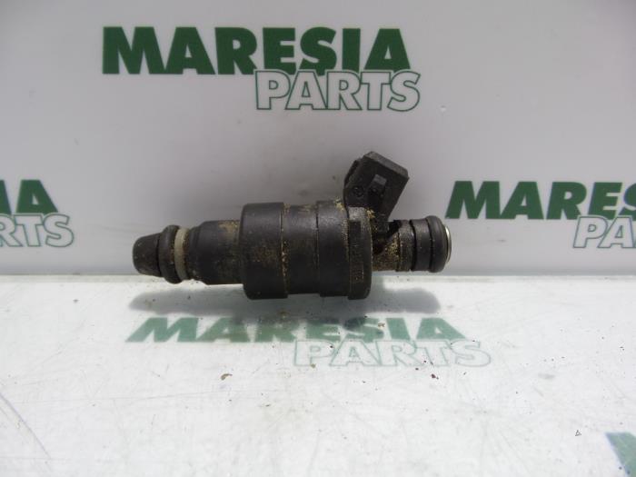 Injector (petrol injection) from a Citroën Xantia (X1/2) 2.0i SX,VSX 1994