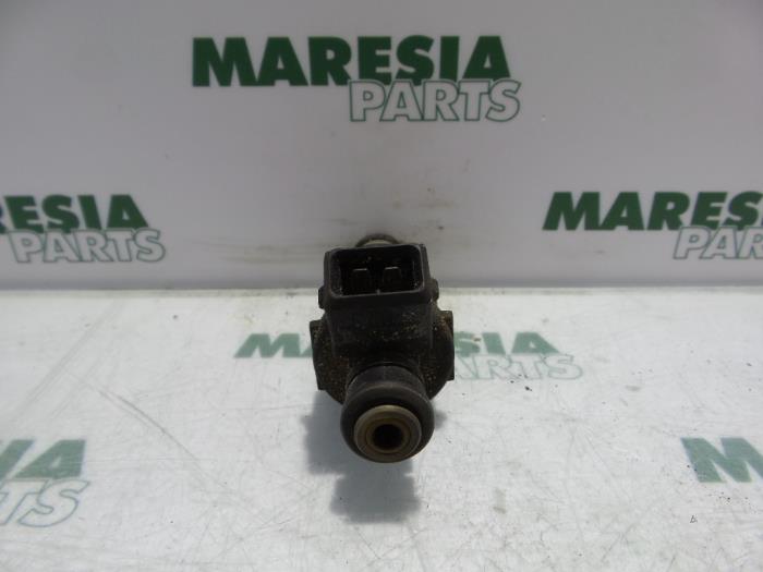 Injector (petrol injection) from a Citroën Xantia (X1/2) 2.0i SX,VSX 1994