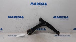 Usagé Bras de suspension bas avant droit Fiat 500C (312) 1.2 69 Prix € 20,00 Règlement à la marge proposé par Maresia Parts