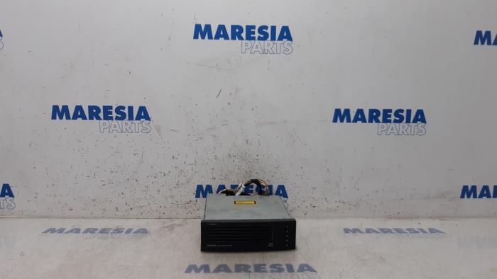 Używane Zmieniarka CD Peugeot 307 CC (3B) 2.0 16V Cena € 50,00 Procedura marży oferowane przez Maresia Parts