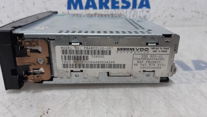 Radio CD player from a Peugeot 307 CC (3B) 2.0 16V 2005