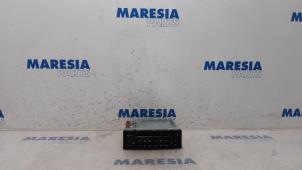 Używane Radioodtwarzacz CD Peugeot 307 CC (3B) 2.0 16V Cena € 55,00 Procedura marży oferowane przez Maresia Parts