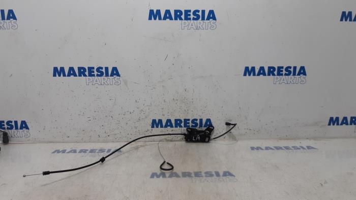 Używane Blokada dachu cabrio Peugeot 307 CC (3B) 2.0 16V Cena € 42,50 Procedura marży oferowane przez Maresia Parts