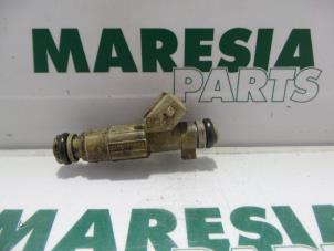 Usados Inyector (inyección de gasolina) Peugeot 306 Break (7E) 1.8i 16V Precio € 25,00 Norma de margen ofrecido por Maresia Parts