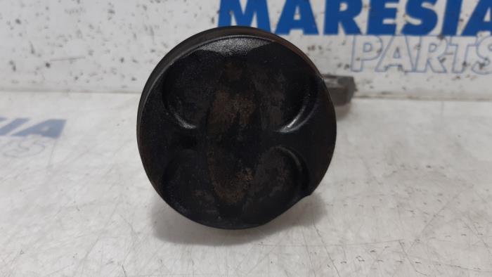 Kolben van een Peugeot 207/207+ (WA/WC/WM) 1.4 16V VTi 2009