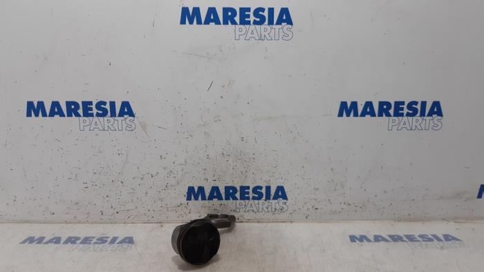 Kolben van een Peugeot 207/207+ (WA/WC/WM) 1.4 16V VTi 2009
