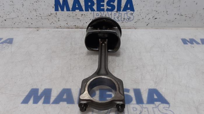 Kolben van een Peugeot 207/207+ (WA/WC/WM) 1.4 16V VTi 2009