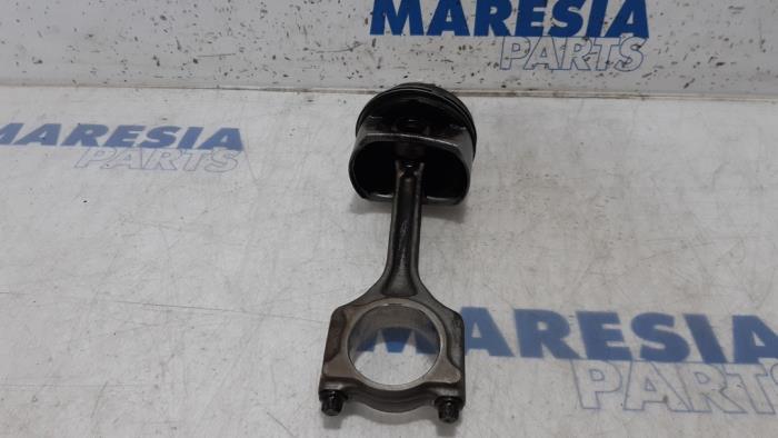 Kolben van een Peugeot 207/207+ (WA/WC/WM) 1.4 16V VTi 2009