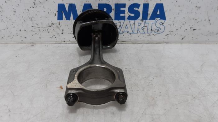 Kolben van een Peugeot 207/207+ (WA/WC/WM) 1.4 16V VTi 2009