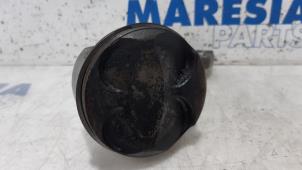 Kolben van een Peugeot 207/207+ (WA/WC/WM) 1.4 16V VTi 2009