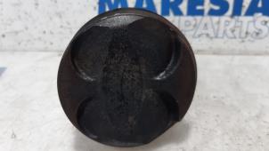 Kolben van een Peugeot 207/207+ (WA/WC/WM) 1.4 16V VTi 2009