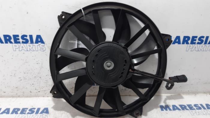 Fan motor from a Citroën C4 Grand Picasso (UA) 1.6 HDiF 16V 110 2011