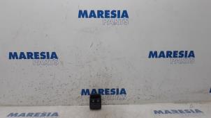 Used Multi-functional window switch Renault Trafic (1FL/2FL/3FL/4FL) 1.6 dCi 95 Price € 42,35 Inclusive VAT offered by Maresia Parts