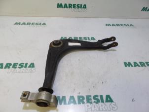 Usagé Bras de suspension bas avant droit Peugeot 407 SW (6E) 2.0 16V Prix € 40,00 Règlement à la marge proposé par Maresia Parts